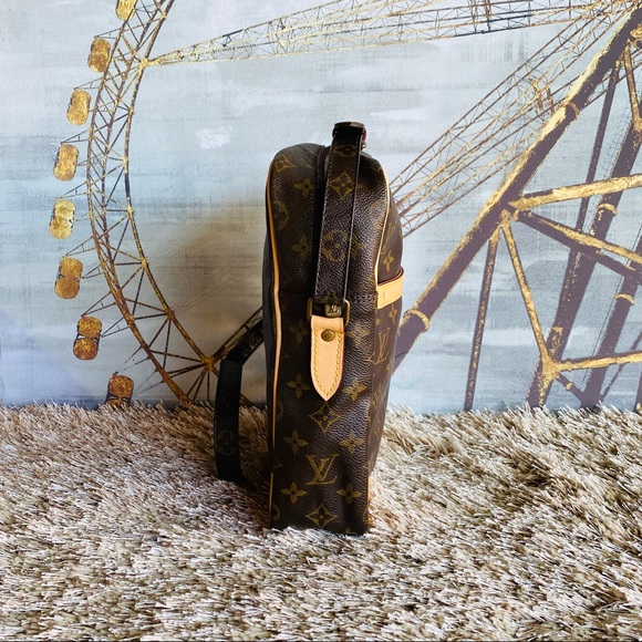 Louis Vuitton Danube MM Crossbody - Picture 3 of 14